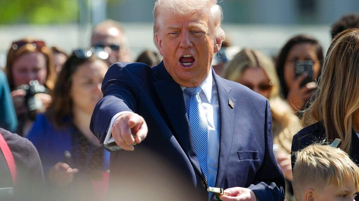 El presidente de EEUU, Donald Trump, observa a los niños rodar huevos de Pascua durante el “White House Easter Egg Roll” en el césped sur de la Casa Blanca el 6 de abril de 2026 en Washington, DC.