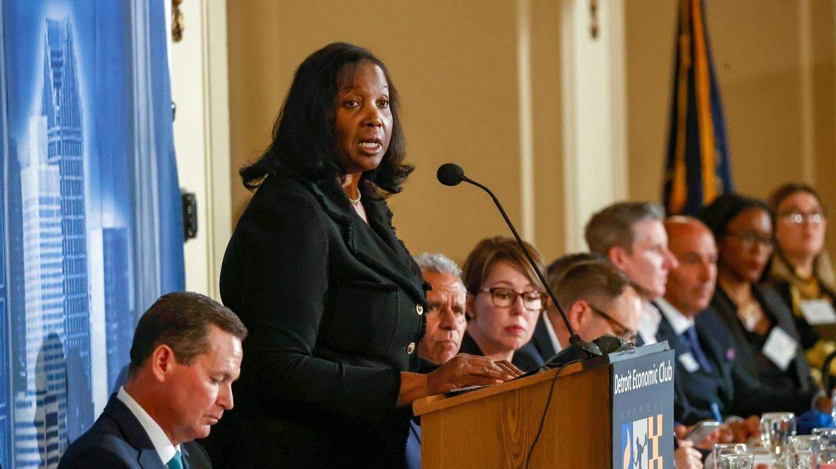 Lisa Cook, miembro de la junta directiva de la Reserva Federal de Estados Unidos, da un discurso el 30 de noviembre de 2022 en Detroit, Michigan.