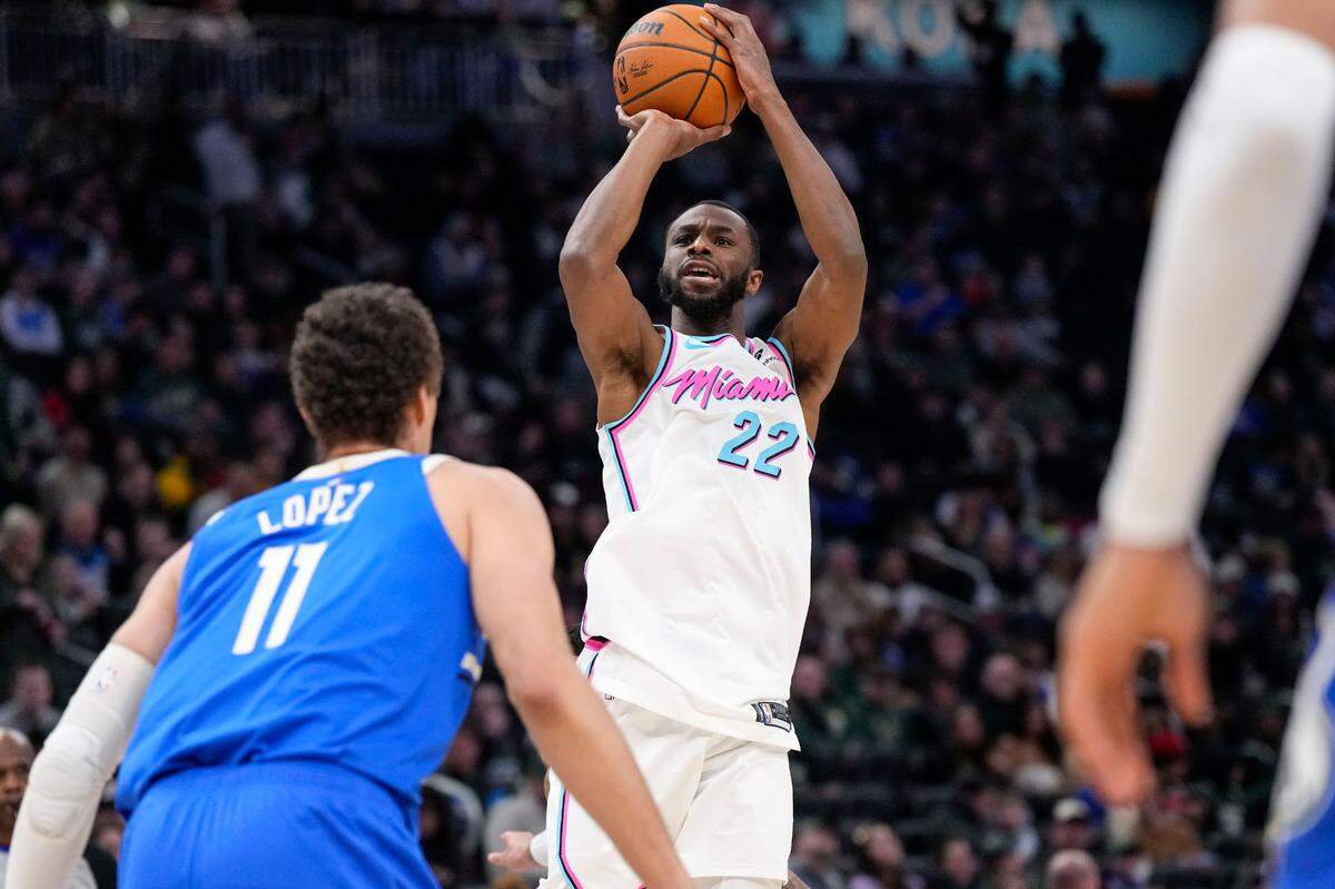 El jugador del Heat de Miami Andrew Wiggins (der.) tira al aro ante la marca de Brook López, de los Bucks, en el partido celebrado el 23 de febrero de 2025 en el Fiserv Forum de Milwaukee.