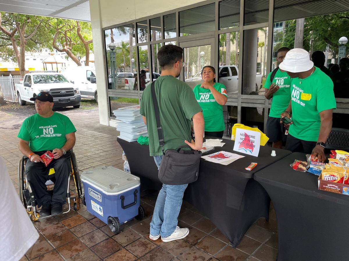 Al Salvi (izq.), de 63 años y oriundo de Pembroke Pines, Florida, asiste a una audiencia de la Junta de Comisionados del condado de Miami-Dade en Miami el 17 de septiembre para hablar en contra del plan del alcalde del condado de construir el incinerador de basura más grande del país a unas tres millas de su casa. Salvi es una de las docenas de personas que viven cerca del sitio propuesto y se oponen al plan.