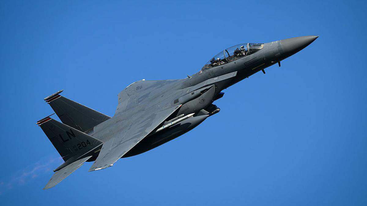 Un cazabombardero F-15E Strike Eagle de la Fuerza Aérea de Estados Unidos despega desde la base de la RAF en Lakenheath, Inglaterra, el 8 de abril de 2026. 
