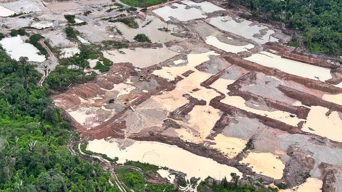 Vista aérea de áreas deforestadas y minería ilegal de oro en una zona del pueblo Kayapo, el 19 de marzo de 2025, Pará, Brasil.