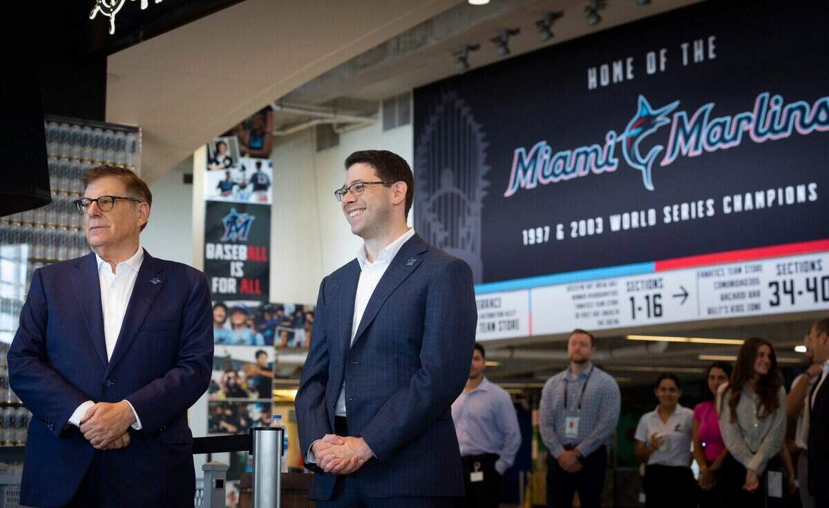 El propietario de los Marlins Bruce Sherman (izq.) y Peter Bendix hablan con la prensa en la presentación de este último como nuevo presidente de operaciones de béisbol del equipo, el lunes 13 de marzo de 2023 en Miami.