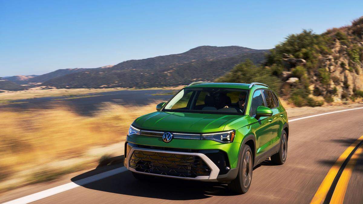 El Volkswagen Taos del 2025 es una excelente opción para quienes buscan un SUV pequeño y eficiente, con suficientes atributos de seguridad, tecnología y comodidad, todo a un precio razonable. Su atractivo diseño, sus mejoras en el tren motriz y tecnología fácil de usar lo convierten en una destacada opción.