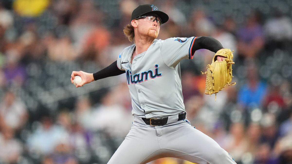 El abridor de los Marlins Max Meyer lanza en el cuarto inning del partido ante los Rockies, celebrado el 28 de agosto de 2024 en el Coors Field de Denver, Colorado.