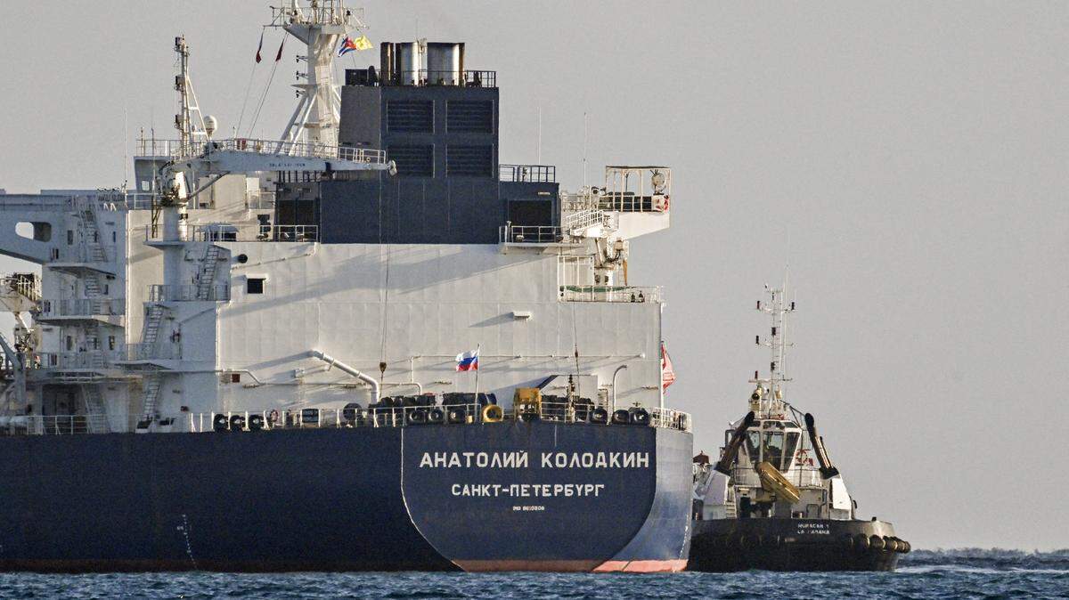 Un remolcador guía al buque petrolero ruso Anatoly Kolodkin mientras llega a la terminal de petróleo en el puerto de Matanzas, en el noroeste de Cuba, en la madrugada del 31 de marzo de 2026.