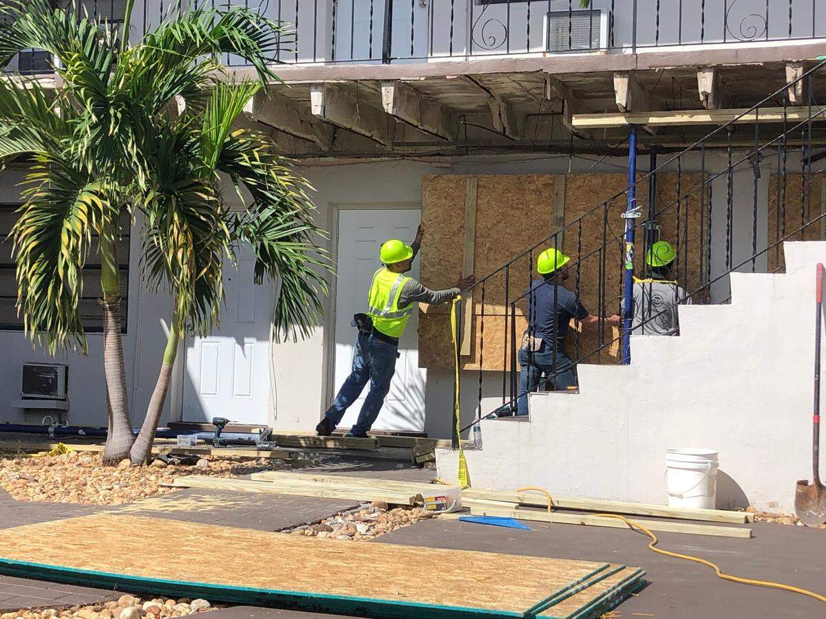 Obreros colocan andamios y clausuran ventanas en el edificio 2350 Palm Avenue en Hialeah en donde el pasado 31 de octubre se habría desprendido parcialmente el pasillo del segundo piso