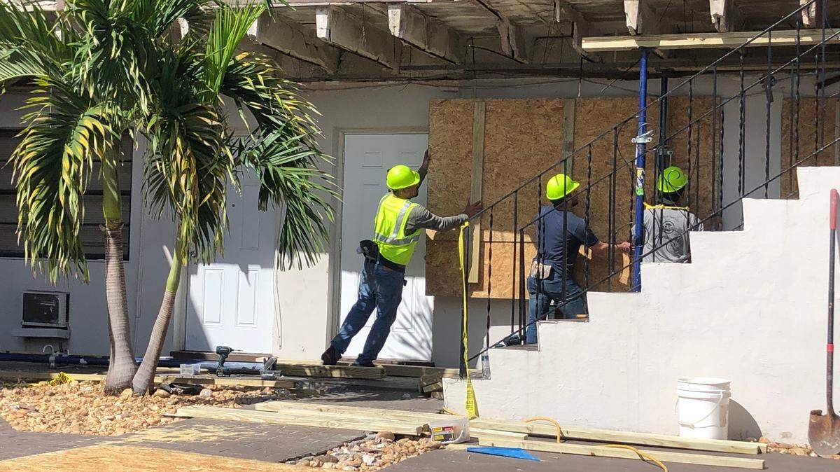 Obreros colocan andamios y clausuran ventanas en el edificio 2350 Palm Avenue en Hialeah en donde el pasado 31 de octubre se habría desprendido parcialmente el pasillo del segundo piso
