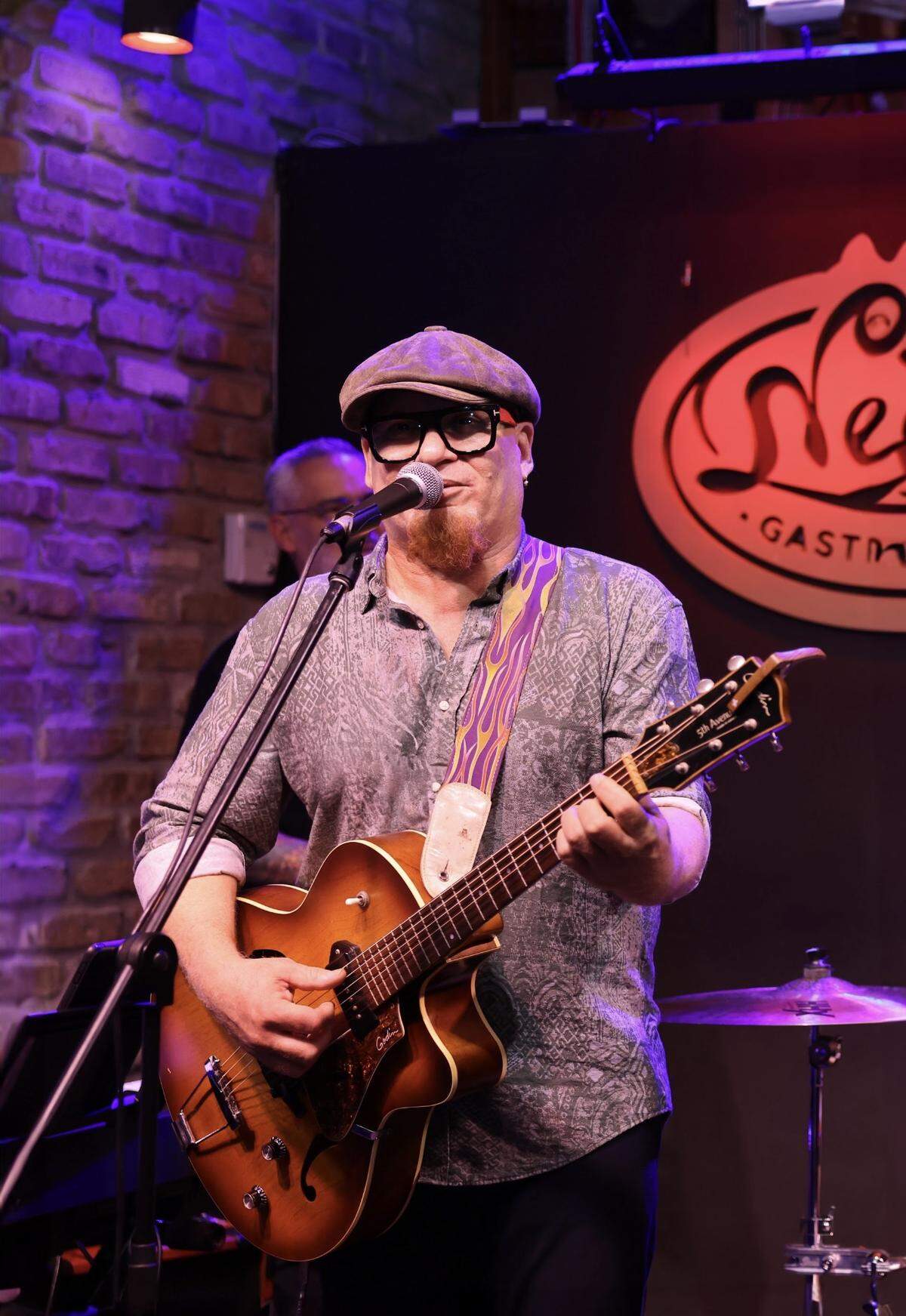 Kelvis lanzó el tema “Sin palabras” y en octubre, “Conversación”.