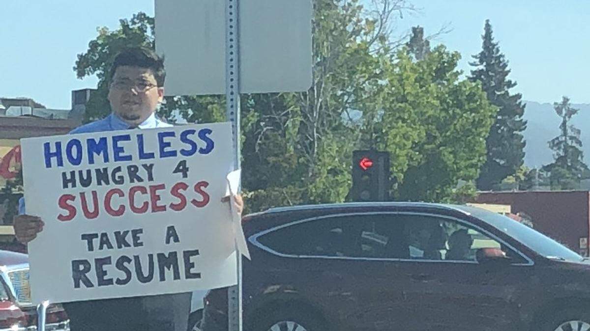 David Casarez pidiendo trabajo como programador de internet en una calle de California.