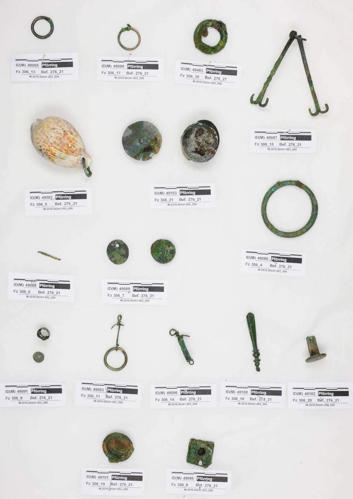 Los artefactos de 1,500 años de antigüedad separados y restaurados. 