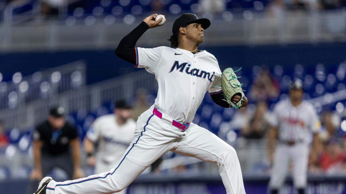 El abridor de los Marlins Edward Cabrera lanza en el segundo inning del partido ante los Bravos de Atlanta, celebrado el 25 de agosto de 2025 en Miami.