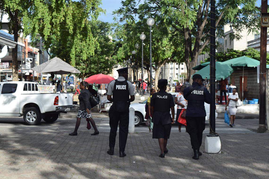 La Policía patrulla las calles de Puerto España, Trinidad. Se calcula que en la isla viven más de 40,000 venezolanos, en su mayoría inmigrantes indocumentados.