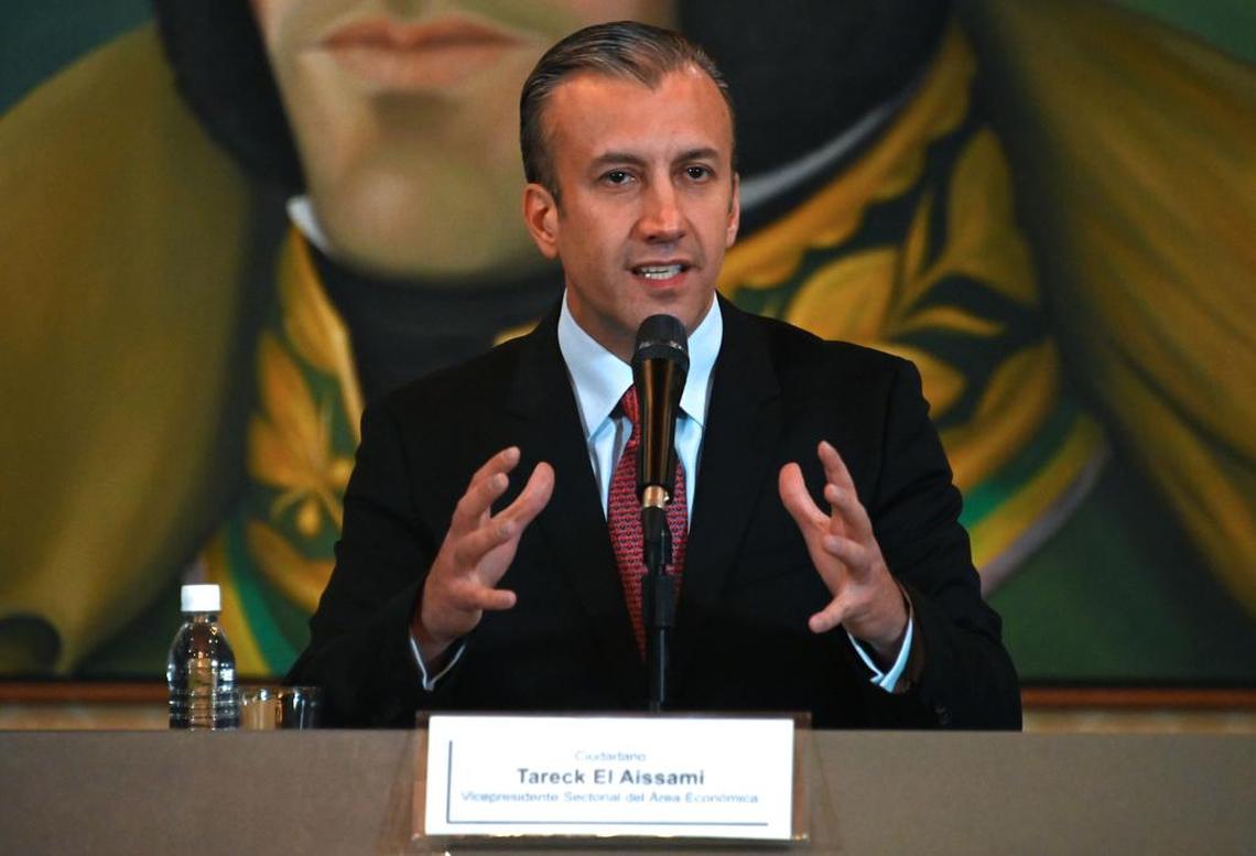 Esta foto de archivo tomada el 10 de mayo de 2019 muestra al entonces vicepresidente venezolano Tareck El Aissami durante una conferencia de prensa en Caracas.