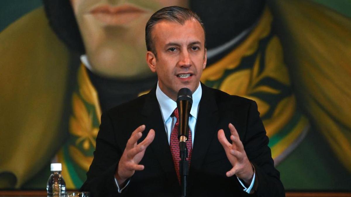 Esta foto de archivo tomada el 10 de mayo de 2019 muestra al entonces vicepresidente venezolano Tareck El Aissami durante una conferencia de prensa en Caracas.