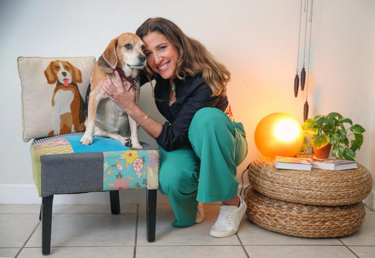 Xiomara González-Govea junto a su “primogénita” Xaika, una perrita rescatada. La mascota ha servido de apoyo emocional para los niños que la periodista ha recibido en su hogar a través del sistema de hogares de crianza.