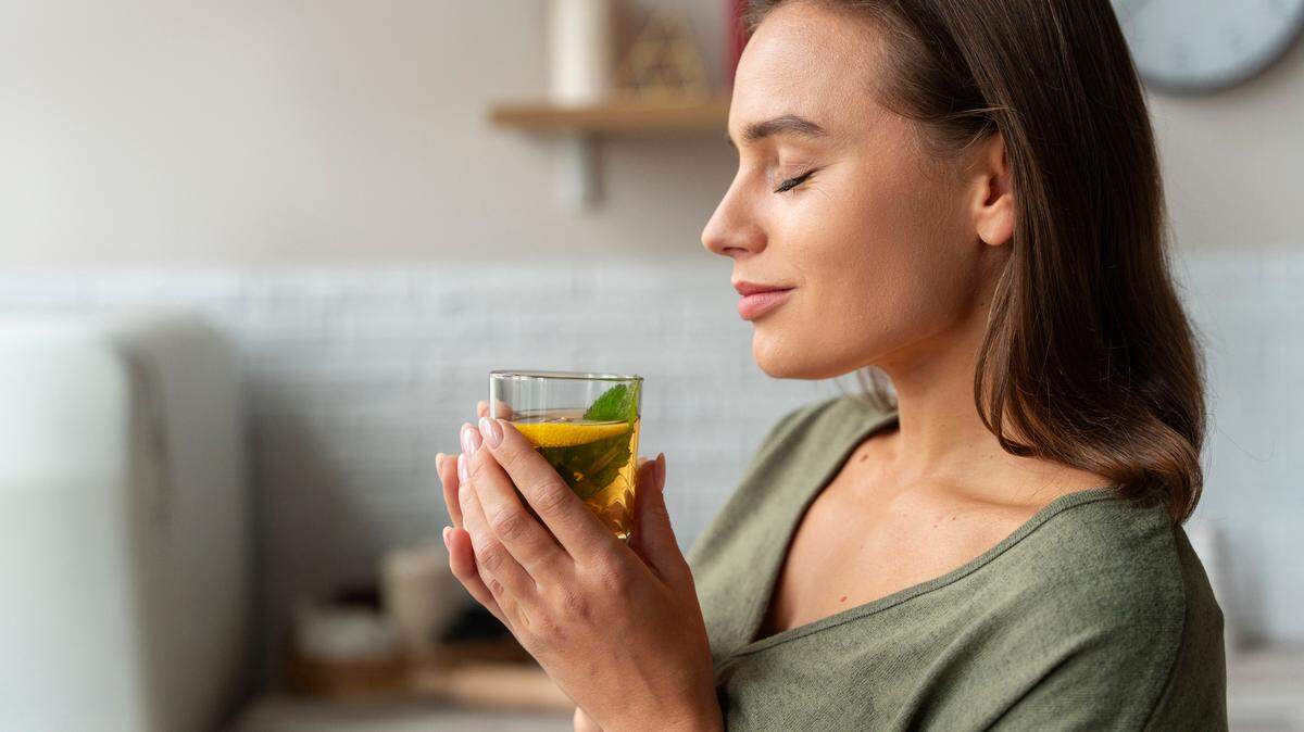 Infusiones de plantas como la manzanilla, la valeriana, la melisa, la tila, la pasiflora y la lavanda, son aliadas de la relajación.