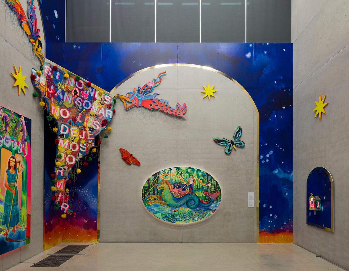 Parte de la instalación ‘No los dejemos dormir’ (Let’s Not Let Them Sleep), 2023, yute, lana, hilo, fieltro, tul, acrílico y cuentas, 175 x 90 pulgadas.