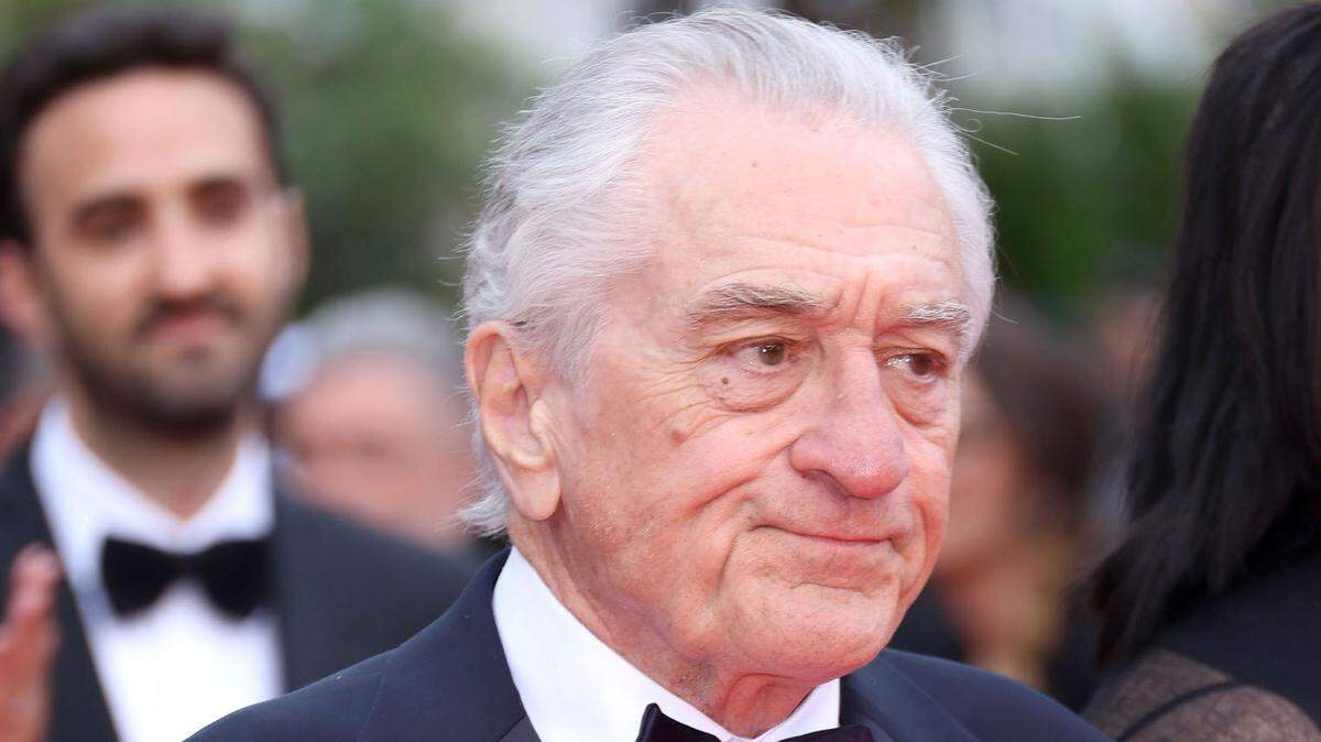 Robert De Niro asiste a la alfombra roja de la ceremonia de apertura y la proyección de “Partir Un Jour” (Partir un día) durante la 78ª edición del Festival de Cine de Cannes en el Palacio de los Festivales. 