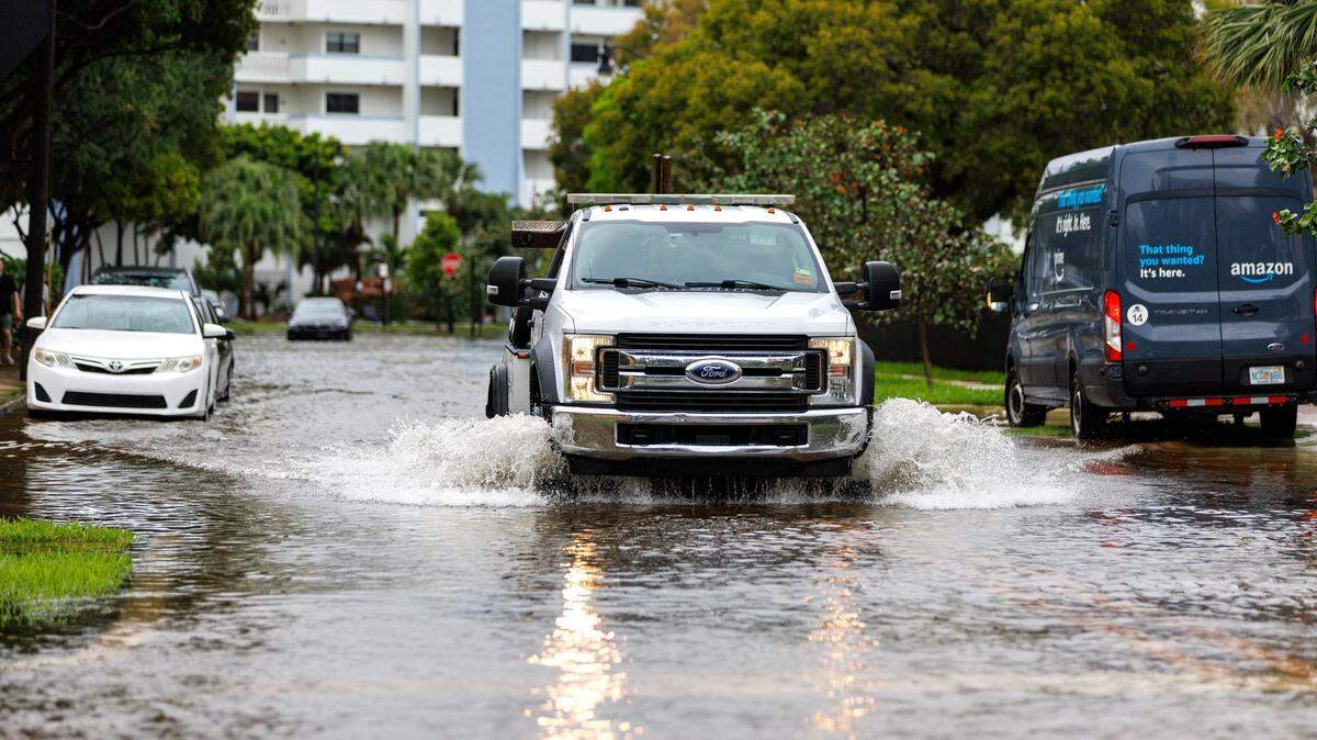 Una grúa atraviesa la carretera inundada debido a las fuertes lluvias en North Bay Rd y 179th Dr. en Sunny Isles Beach el miércoles 25 de abril de 2023.
