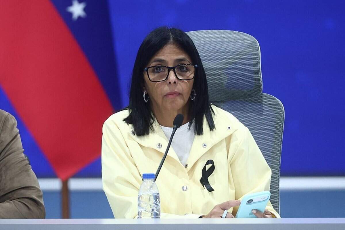 La presidenta interina de Venezuela, Delcy Rodríguez, observa durante una conferencia de prensa en la Base Aérea Generalísimo Francisco de Miranda en Caracas el 2 de julio de 2026.
