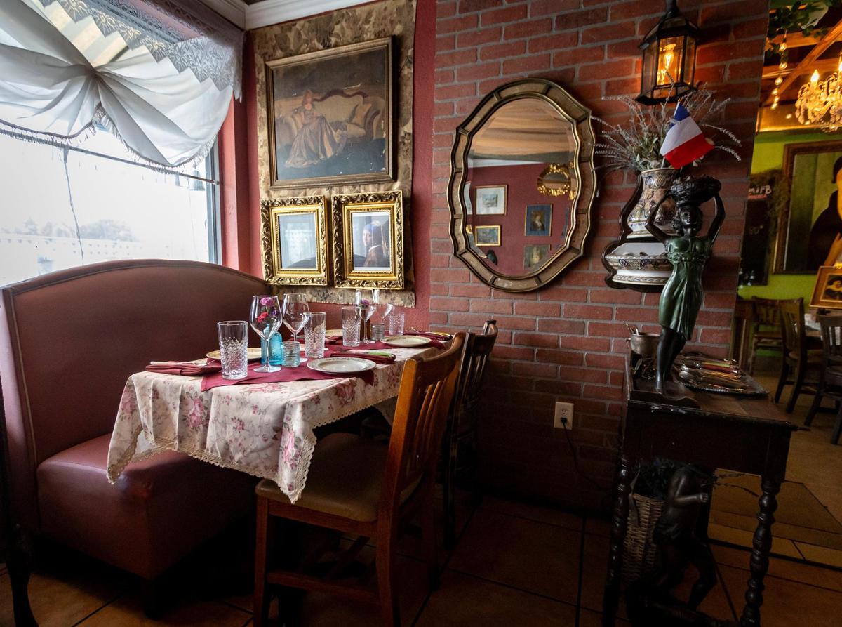 La decoración de La Fresa Francesa te hace sentir como en casa, con música suave en francés que no interrumpe el disfrute de los platos.