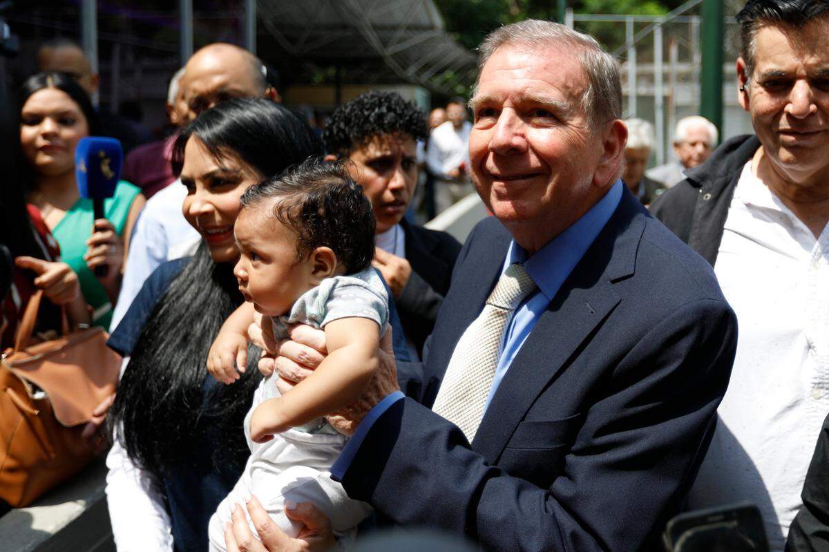 El candidato de la oposición para las elecciones presidenciales en Venezuela, Edmundo González, sonríe mientras carga un bebé en un acto de campaña celebrado el 6 de mayo de 2024 en Caracas.