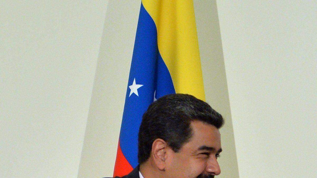 El presidente ruso, Vladimir Putin (der.), y el mandatario de Venezuela, Nicolás Maduro se reúnen en el marco de la 23 edición del Congreso Mundial de la Energía en Estambul, Turquía, el 10 de octubre de 2016.