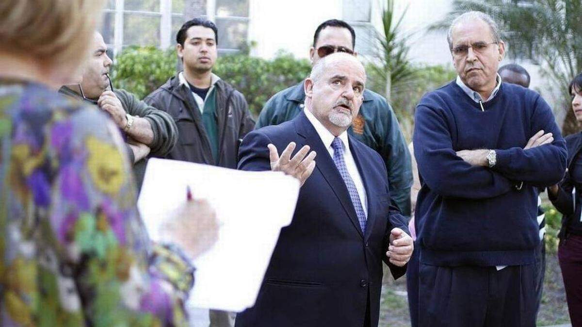 Mariano Fernández, centro, fue despedido de su trabajo como director de la construcción en Miami Beach.