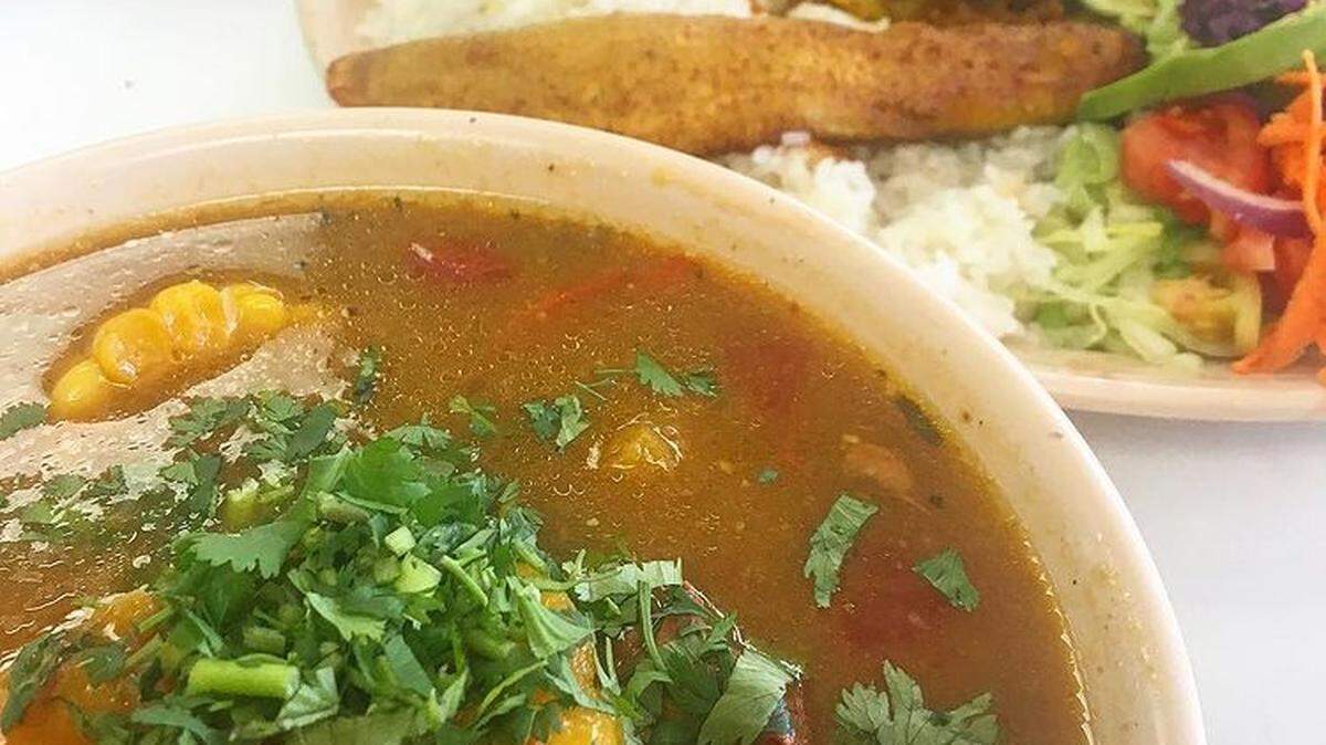Esta sopa de gallina colombiana está disponible solo los domingos en Mi Colombia cafetería y restaurante.