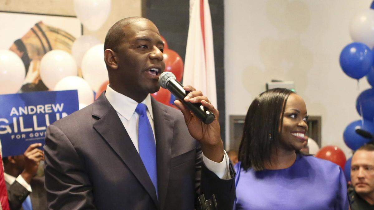 Andrew Gillum con su esposa, Jai Gillum, habla a sus partidarios tras ganar la primaria demócrata a la gobernación de la Florida, el 28 de agosto del 2018, en Tallahassee, Florida. Gillum derrotó a la ex representante federal Gwen Graham, hija del ex senador federal Bob Graham, y otros cuatro cantidatos.
