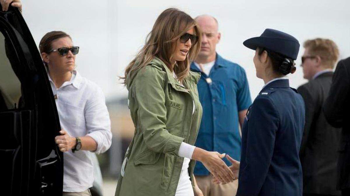 La primera dama Melania Trump llega a abordar un avión en la Base Andrews de la Fuerza Aérea, Md., El jueves 21 de junio de 2018, para viajar a Texas.