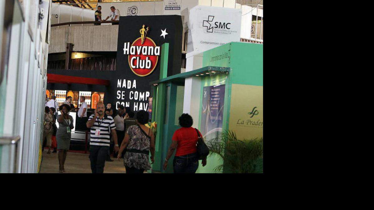 Varias personas caminan en noviembre de 2013, entre los pabellones de la Feria Internacional de La Habana (FIHAV 2013) en La Habana (Cuba).