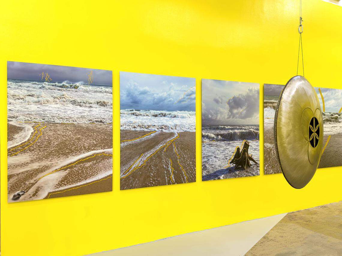 Obras en sala de la exposición “Lydia Azout: Reflections… now” en Dot FiftyOne Gallery, Miami.