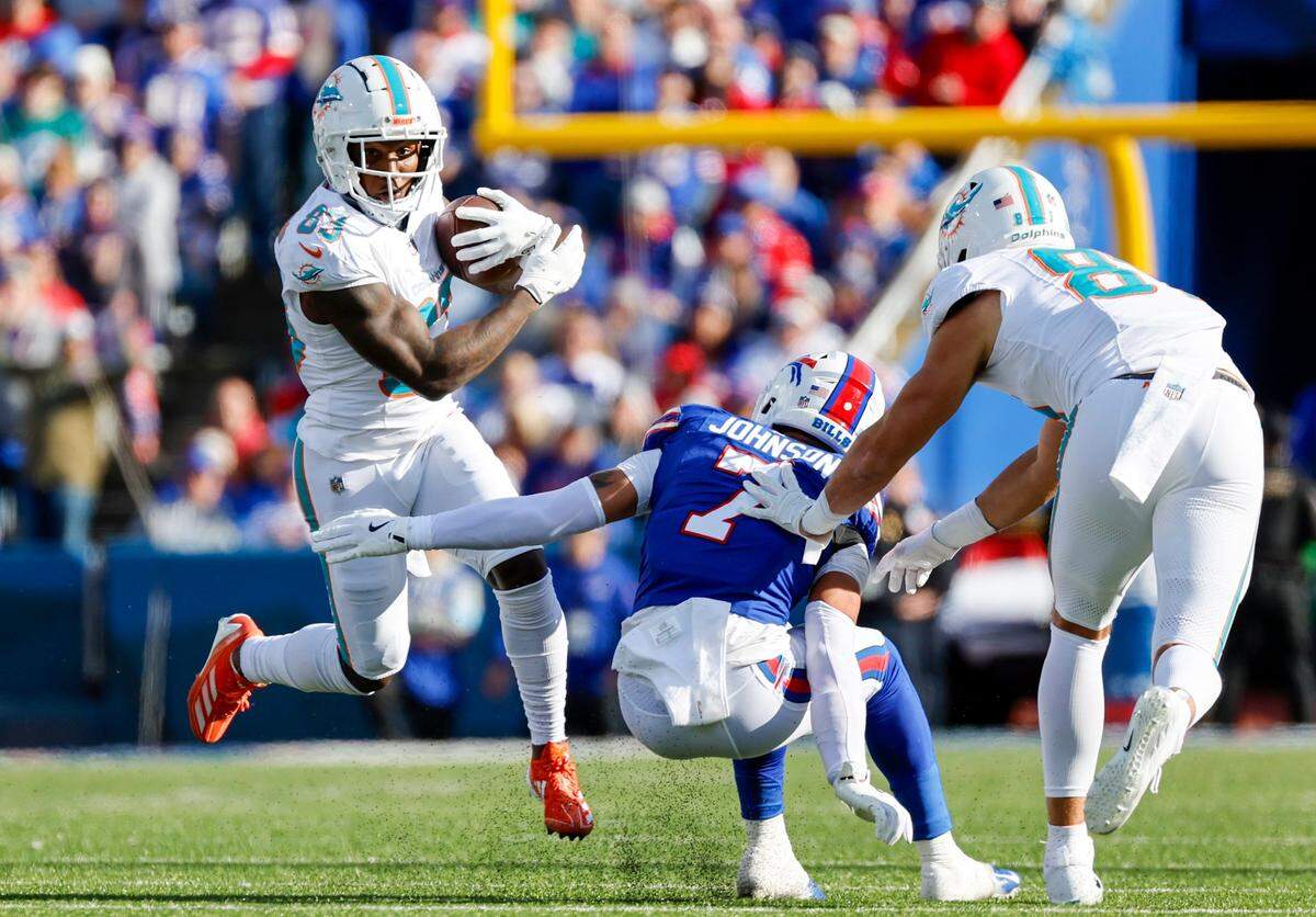 El wide receiver de los Dolphins Malik Washington (83) atrapa un pase ante la defensa del cornerback de Buffalo Bills Taron Johnson, en el partido celebrado el 3 de noviembre de 2024 en Orchard Park, Nueva York.