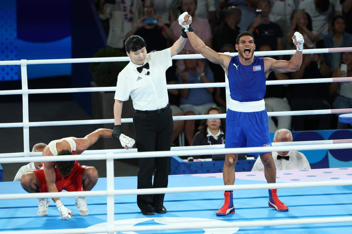 Frente a unos 15,000 aficionados franceses, el púgil cubano Erislandy Álvarez (der.) venció este miércoles al local Sofiane Oumiha y se proclamó campeón olímpico del peso ligero (63,5 kg).