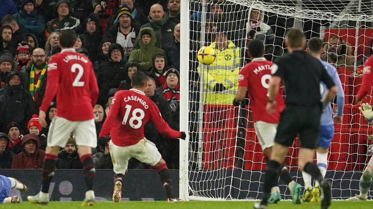 El jugador del Manchester United Casemiro anotó el primer gol en el triunfo 3-0 ante el Bournemouth, en el partido celebrado el 3 de enero de 2023 en Manchester, Inglaterra.