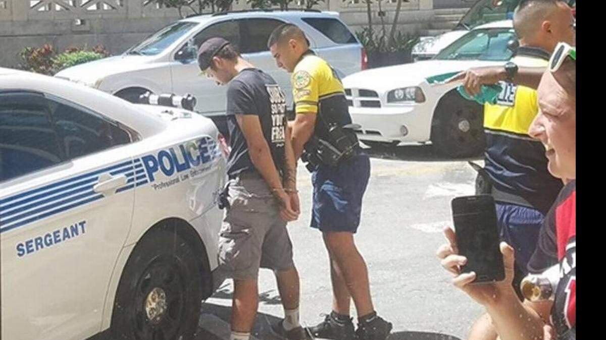 Mason Morales fue esposado, acusado de comportamiento delictivo y llevado a la cárcel hasta que su madre lo sacó bajo fianza a las 3 a.m. del viernes. 