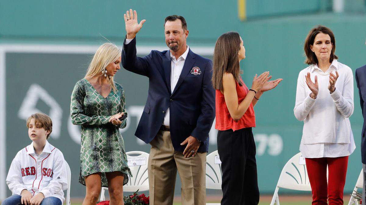Tim Wakefield junto con su familia saluda a la multitud antes de realizar el primer lanzamiento en un partido entre los Medias Rojas y los Guardianes de Cleveland, celebrado el 20 de mayo de 2016 en Fenway Park, Boston.
