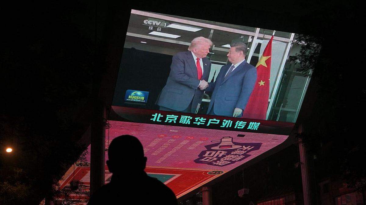 Una pantalla de televisión muestra el encuentro en Corea del Sur entre el presidente de Estados Unidos, Donald Trump, y su homólogo de China, Xi Jianping, en un centro comercial en Pekín, el 30 de octubre de 2025.