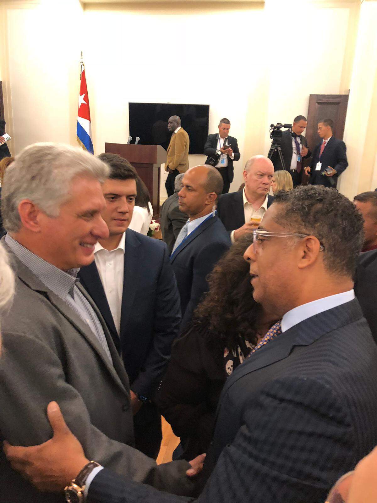 El gobernante Miguel Díaz-Canel saluda al empresario cubanoamericano Hugo Cancio en un evento en Nueva York.