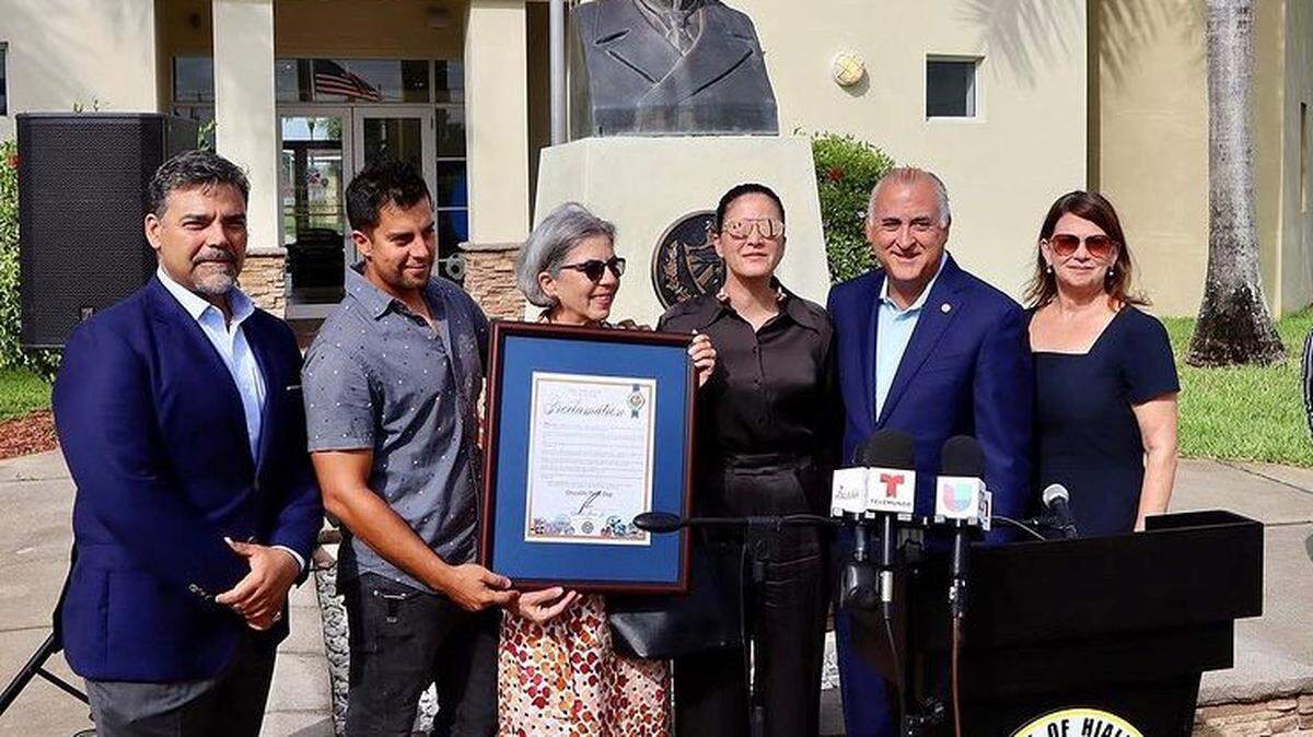 Familia del líder opositor cubano, Oswaldo Payá, su esposa Ofelia, su hija Rosa María y su hijo Reinaldo reciben homenaje de la ciudad de Hialeah, encabezada por el alcalde Esteban Bovo Jr, la concejal Vivian Casals-Muñoz y el representante en el estado, Alex Rizzo