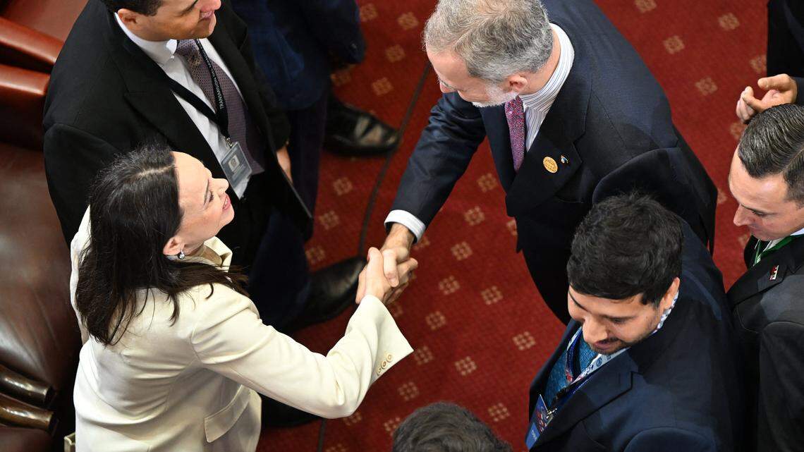La líder opositora venezolana María Corina Machado saluda al rey de España, Felipe VI, a su llegada a la ceremonia de inauguración del nuevo presidente de Chile, José Antonio Kast, en el Congreso Nacional en Valparaíso, Chile, el 11 de marzo de 2026.