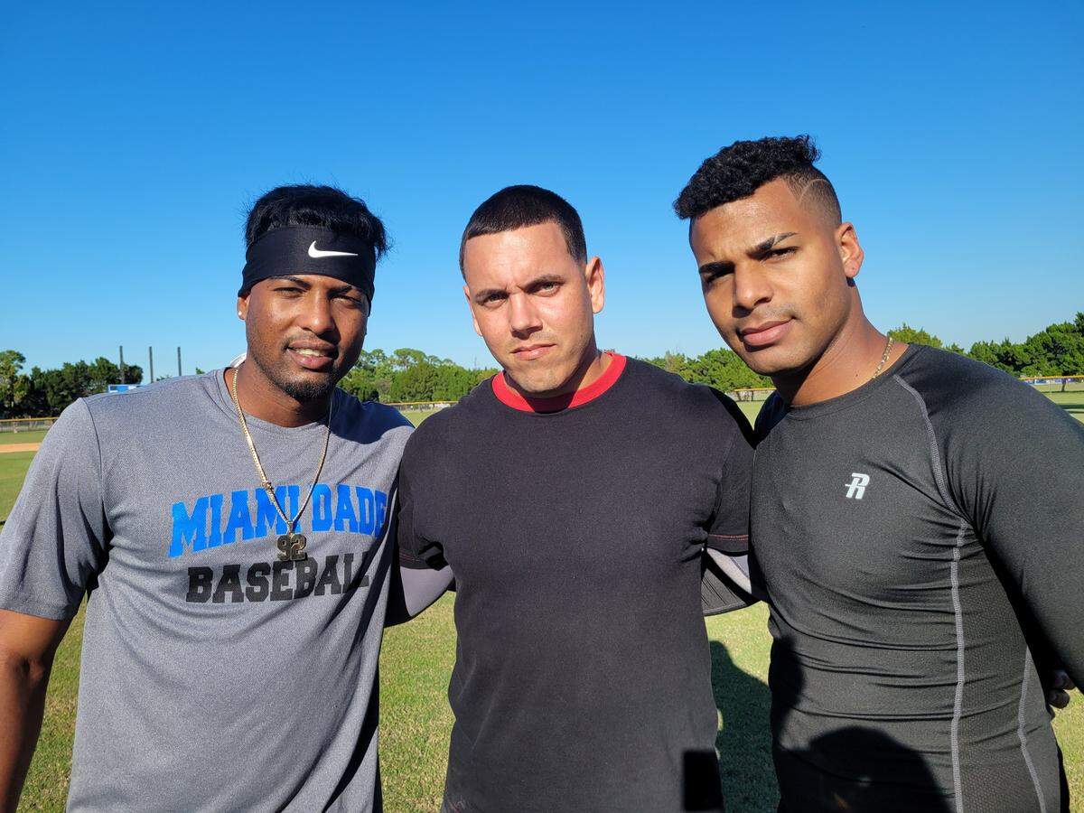 Reinaldo Lazaga (der.) está a punto de llegar al Miami-Dade tan pronto como en los próximos días, para unirse a Andy Rodríguez y Loidel Rodríguez (centro).