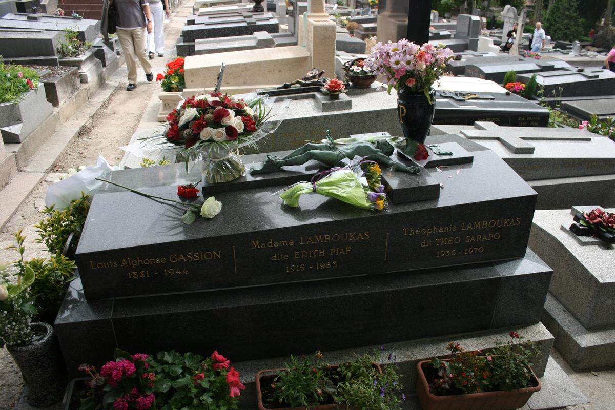 Tumba de Edith Piaf, en el cementerio de Père Lachaise de París.