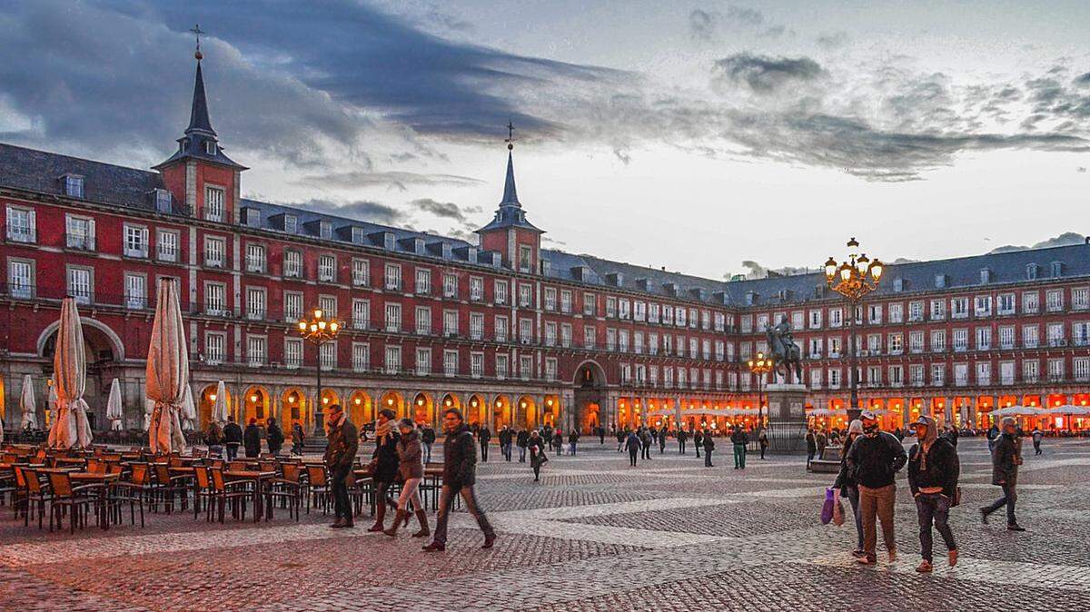 España flexibiliza normas de visados y otros beneficios para residentes extranjeros.