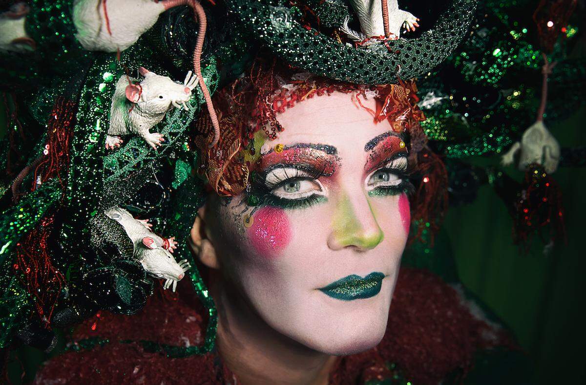 Salsa Navideña y Pandemia, combina música, cine, actos burlescos y aleatorios de fabulosidad en el evento más subversivo y catártico de la temporada. La ganadora del premio Ibsen 2020 Taylor Mac nos recuerda el poder colectivo de nuestras familias elegidas.