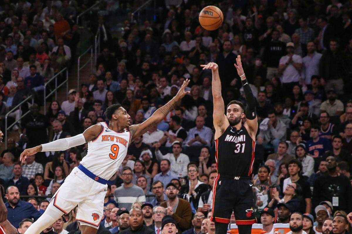El jugador del Heat Max Strus tira al aro ante la marca de RJ Barrett, de los Knicks, en el quinto partido de la serie de segunda ronda de playoffs, celebrado el 10 de mayo de 2023 en Nueva York.