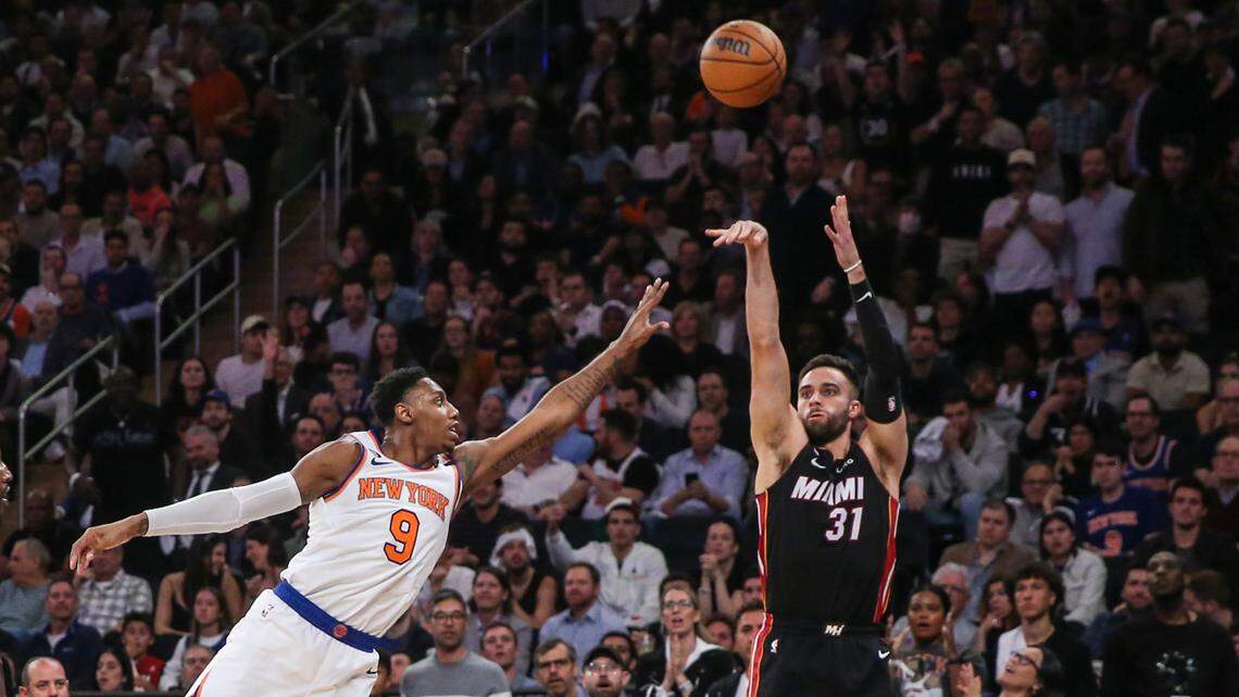 El jugador del Heat Max Strus tira al aro ante la marca de RJ Barrett, de los Knicks, en el partido celebrado el 10 de mayo de 2023 en Nueva York.