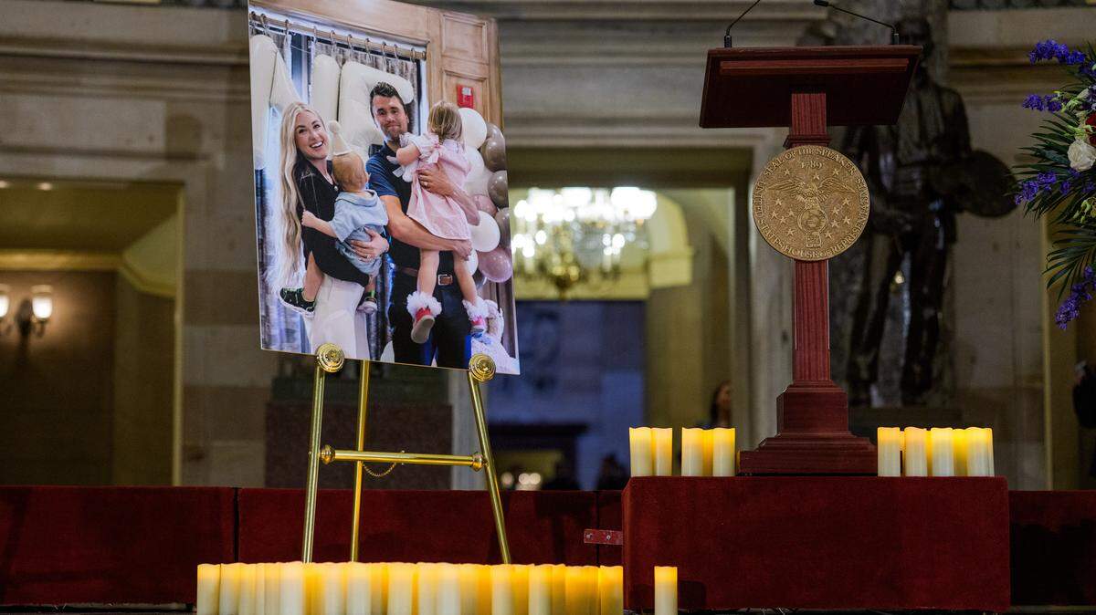 Se exhibe una foto de Charlie Kirk, su esposa Erika Kirk y sus dos hijos tras una vigilia en honor a Charlie Kirk en Statuary Hall del Capitolio de EE. UU. en Washington D.C., el lunes 15 de septiembre de 2025. Charlie Kirk, influencer de derecha, fue asesinado durante un evento en Utah la semana pasada. (Foto de Aaron Schwartz / Sipa USA)